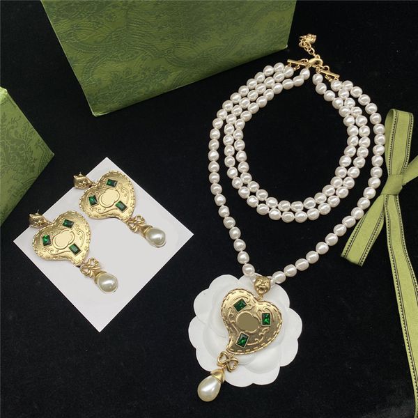 Orecchini di perle d'amore di lusso Collane nobili esagerate Set di gioielli con ciondoli a cuore di smeraldo Set di gioielli Regalo di compleanno Anniversario
