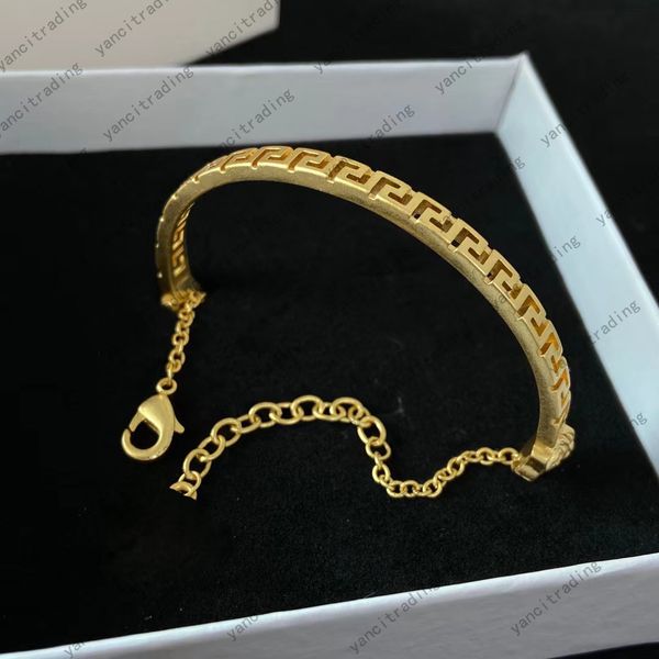 Catena classica Europa America Fashion Style Lady Donna Acciaio al titanio Inciso V Iniziali Volt Placcato oro 18 carati Bracciale rigido Gioielli Regali per feste di nozze