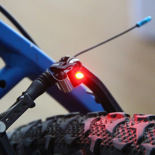 Luci per bici Luce freno Coda LED Avvertimento di sicurezza notturno Attrezzatura per l'equitazione in montagna Accessori per ciclismo