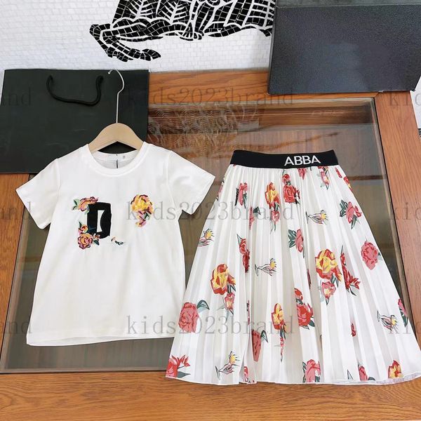 2023SS Mädchen-Kleidersets, hochwertige Stickerei-T-Shirts mit langen Faltenröcken, zweiteilige Sets, Markendesigner-Kinder-Baumwoll-T-Shirts, weiße Mesh-Röcke mit Blumendruck