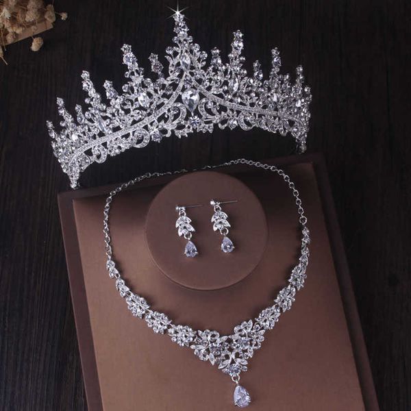 Tiaras Wunderschöne silberne Farbe Kristall Brautschmuck Sets Mode Tiaras Krone Ohrringe Halsband Halskette Frauen Hochzeitskleid Schmuck Set Z0220