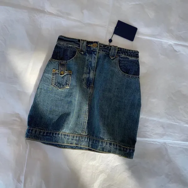 Luxus 5A Designer Damen Kurzer Ballkleidrock Sommer Mädchen Klassische Faltenröcke für Frauen Slim Denim Aline Neues kleines Lederkleid Mehrere Stile Größe SL Ru 2748