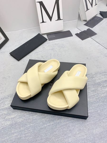 Sandálias Sandálias de verão Use de fundo grosso 2023 Nova rede de verão Celebrity Flip-flops Pequena moda sofisticada