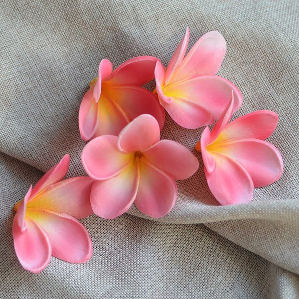 Dekoratif Çiçek Çelenkler 10 PCS Hawaiian Çiçekler Sahte Plumeria Köpük Frangipani Çiçek Kafaları 9cm Plaj Düğün Ev Partisi Dekorasyonları Yüzen Frangipani