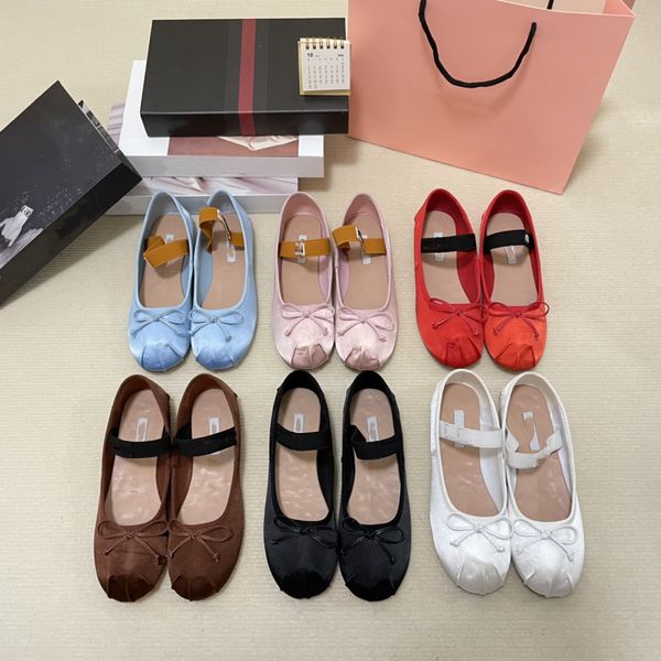 MIUI 2023 Sapatos de balé feminino Satin Ballerinas Flats Marca de designer Bow Flat Mary Jane Confortável banda elástica retro preta e branca rosa cinza marrom casual marrom vermelho marrom