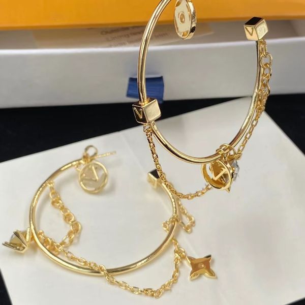 Orecchini a cerchio placcati oro 18 carati. Rame lucido, quadrifoglio placcato oro, artigli, catena fashion. Designer di orecchini di lusso per donna. gioielli firmati Aretes di alta qualità