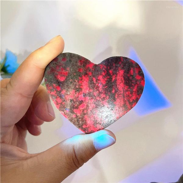 Figurine decorative 1pc Rubino naturale in pietra di cristallo fuchsite Lastre di roccia a forma di cuore Chip Campione Collezione di guarigione Cristalli di quarzo
