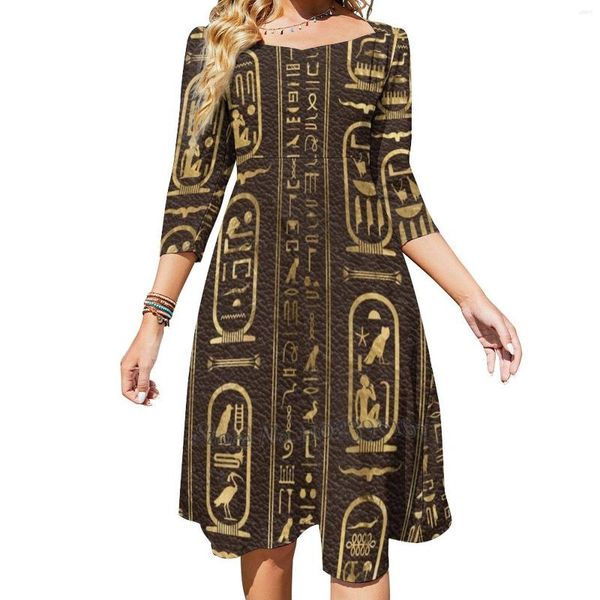 Vestidos casuais hieróglifos egípcios dourados no vestido de pescoço quadrado de couro marrom