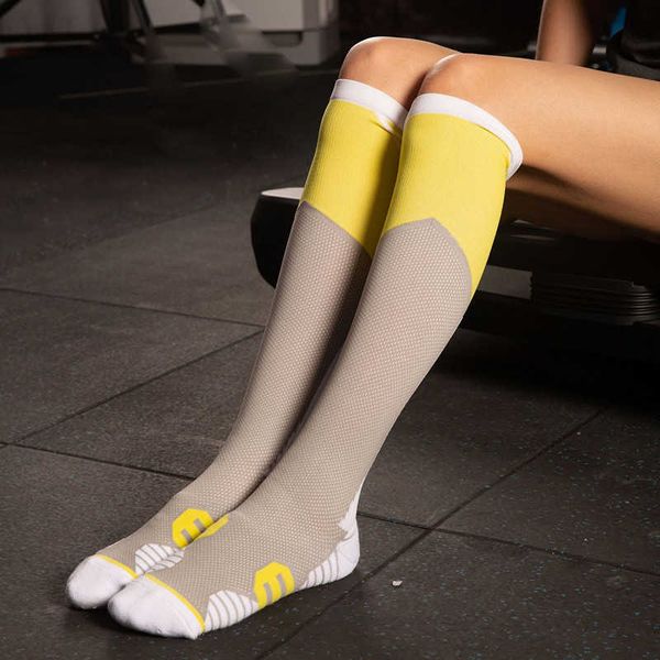 5 % носков, чулочно -носочные носки, носки, женщины, сжатые носки. Упражнения по фитнесу йоги упражнения на коленное покрытие прилив волосы.