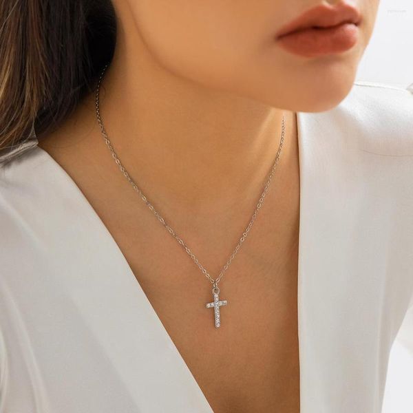 Collane con ciondolo Moda Semplici pendenti croce femminile Goccia di cristallo Gesù Collana a catena sottile Gioielli per le donne all'ingrosso