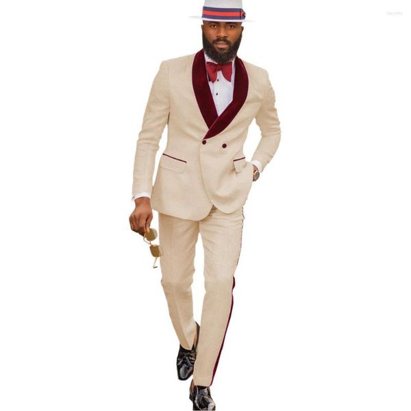 Abiti da uomo Groomsmen Modello beige Smoking dello sposo Scialle Risvolto in velluto rosso scuro Uomo 2 pezzi Matrimonio (Giacca Pantaloni Cravatta) D208