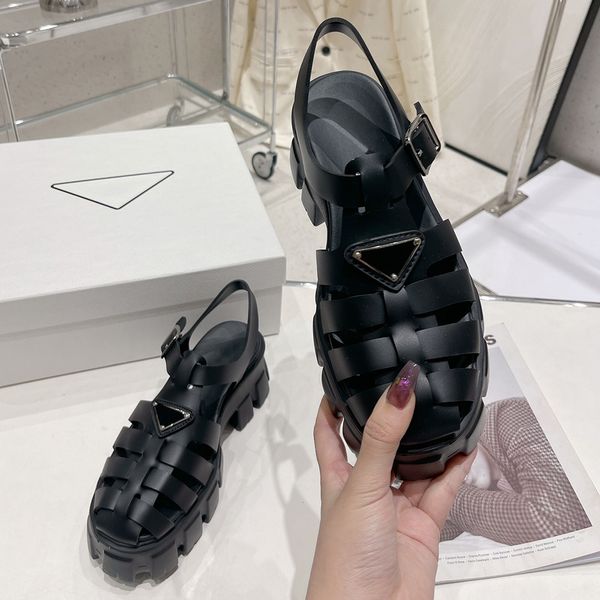 Köpükler Kauçuk Sandaletler F0002 Popüler Kadın Tasarımcı Kalın Sole Sandalet Kalın Hafif Tasarım Eşsiz Moda Genel Retro Plaj Ayakkabı Platformları Sandal