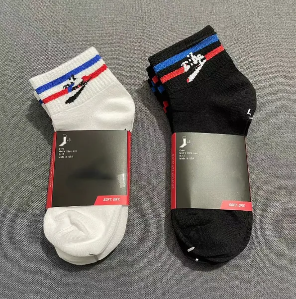 Novo pacote simples de meias atléticas de três pares clássicos de três cores de moda de três cores versáteis de meias de meias de meias e amantes resistentes a desgaste meias