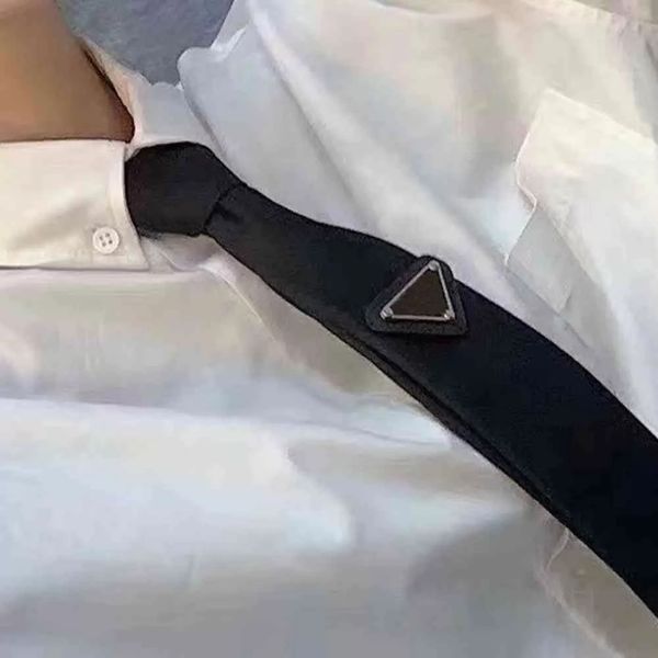 Мужские женщины -дизайнерские галстуки кожаная галстука галстук для мужчин с рисунками буквы шейки с твердый цвет галстук Треугольник Треугольник