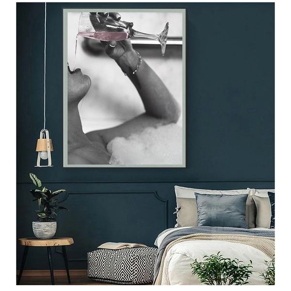 In Schaumbad Leinwanddrucke Modernes Gemälde an der Wand Bild Poster für Badezimmer Dekor Mode Frau trinkt Rose Champagner Woo