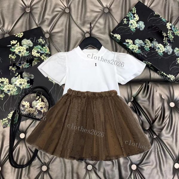 Designer di lusso Set di abbigliamento per bambini T-shirtshortst moda Marchio di moda britannico estate tesori per bambini ragazze magliette in cotone Gonna di garza alla moda nero bianco