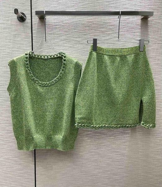 Vestidos de trabalho verde sub-camiseta de meia camiseta de camisa solta versão do temperamento com cem moda 2023 outono 0727