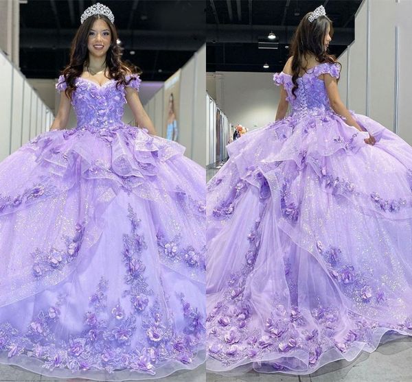 Bellissimi fiori 3D Abito da ballo viola Abiti Quinceanera con spalle scoperte Tiers gonfi con paillettes Principessa Abiti da ballo per occasioni formali Plus Size Sweet 16 Dress CL1896