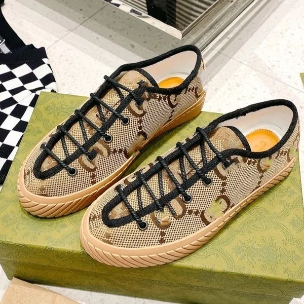 Designer Classic Canvas Sapatos Camelo e Ebony Natural Maxi Sneakers de borracha Sole de fechamento de renda plana Sapato causal 03