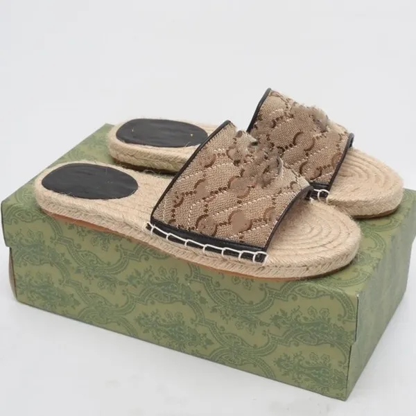 2023 Designer de marca de moda de ver￣o Mulheres chinelas de dedo do dedo do dedo do dedo do dedo do p￩ em sand￡lias planas praia chinelos de luxo casual sapatos de luxo de lona slide quilting 01