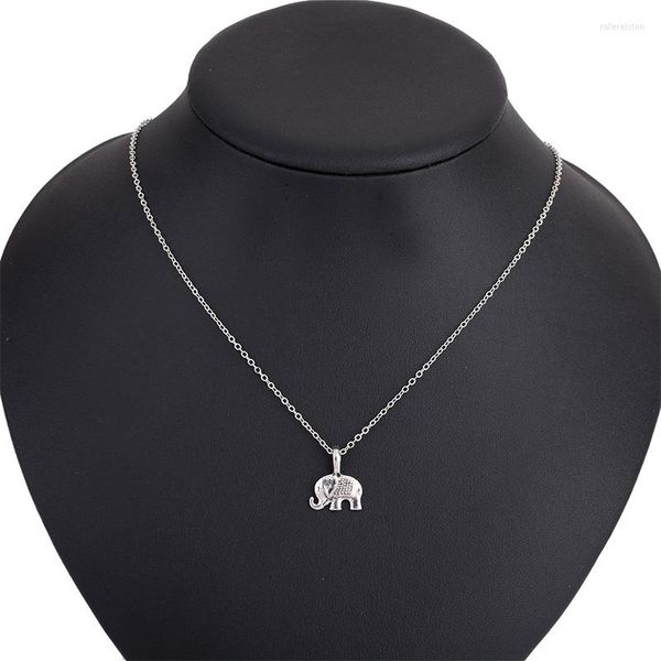 Collane con ciondolo HuaTang Collana monostrato stile INS per donne Affascinanti gioielli vintage color argento con elefante Regali per feste alla moda