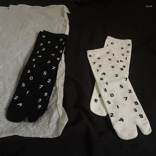 Damensocken, japanische einfarbige schwarze und weiße digitale geteilte Zehenbasis, Damen-Mittelrohr-Zehe