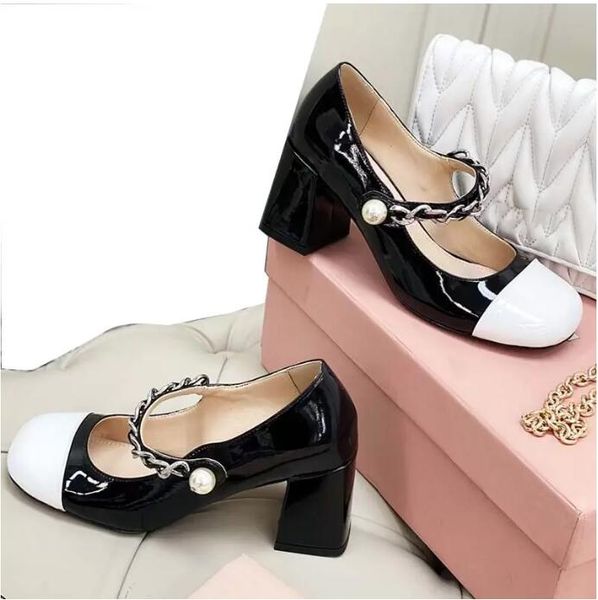 Женская обувь винтажные классические сандалии черно -белая контрастная жемчужная цепь Толстая пятка обувь летние роскошные дизайнеры обувные швы с шапкой с плоской леди повседневная сандалия