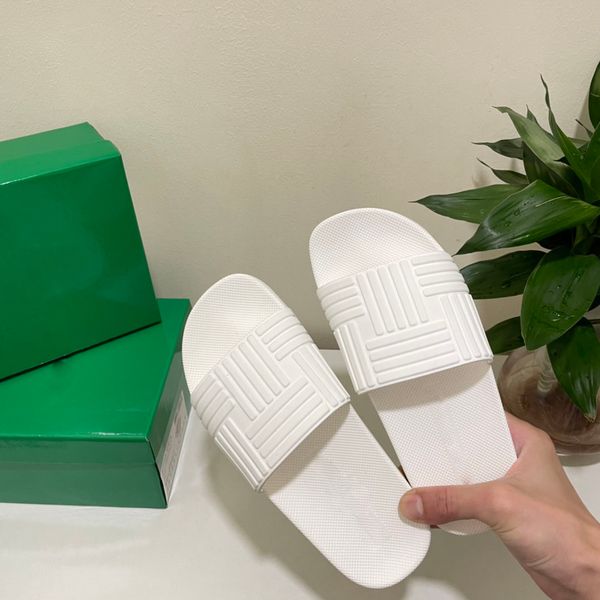 2023 Neue Innenräume Frauen Pelzschuhe flauschige weiche pelzige Objektträger Dicke Flats Ferse Nicht -Slip -Haus -Schuhe Ladies Luxus Design Handtuch Pinseln