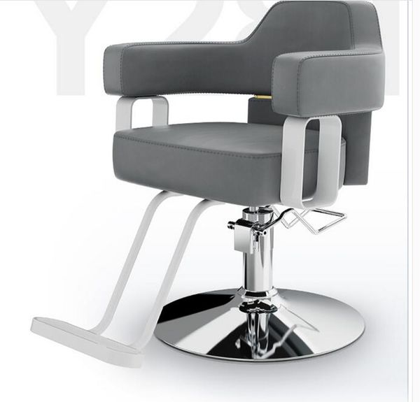 La sedia da barbiere nel negozio del barbiere può essere alzata e abbassata. Mobili per saloni, poltrona da barbiere.