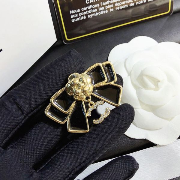 Feminino Carimbo Ch Broches Marca de Luxo Desinger Jóias Diamante Pérola Pin Flor Broche Banhado A Ouro 18k Amantes da Moda Vintage Presente Acessórios para Festa de Casamento Com Caixa