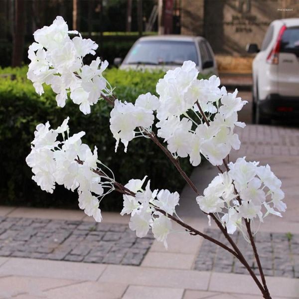 Fiori decorativi Colore bianco Fiore di ciliegio artificiale Tre rami finti a forcella per la parete di fondo del soffitto della decorazione del ponte ad arco di nozze