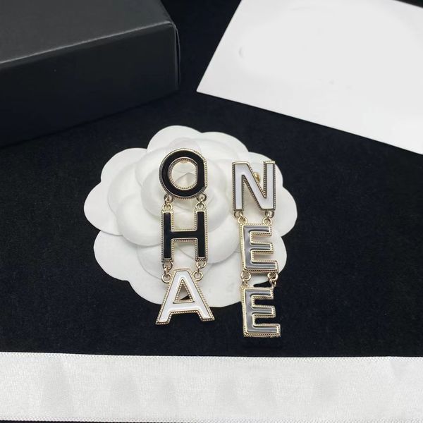 Moda preto e branco monograma pendurado lustre brincos femininos esmalte de ouro 18k agulha de prata 925 joias de grife para mulheres presentes de noivado
