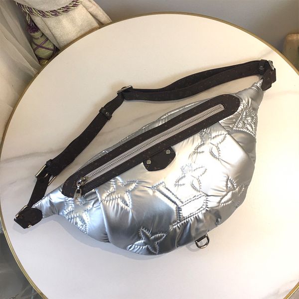 Tasarımcı Çantası M20971 Moda Her Şey Boyunca Çanta Tasarım Sens Omuz Çantası Şık Crossbody Bag Edebiyat ve Sanatsal Revival Banliyö Fanny Pack