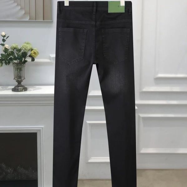 2023 Jeans masculinos da moda The Cal￧as estilo impress￣o quente pintura de buraco esbelto jeans de p￩s pequenos de p￩s pequenos