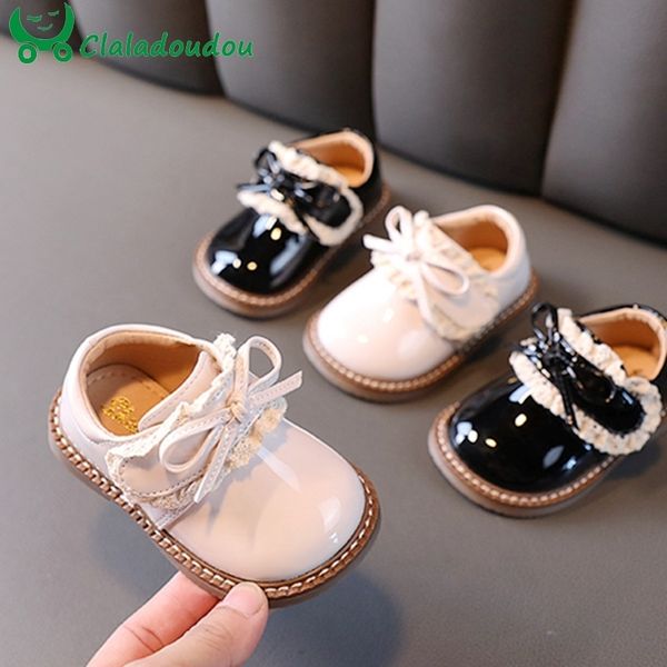 Primeiros caminhantes 12-15.5 cm Brand Baby Girls Patent Leather Sapatos de vestido Flats Para primeiro aniversário de renda sólida Butterfly-Knot Bright Primeiros Walkers 230227