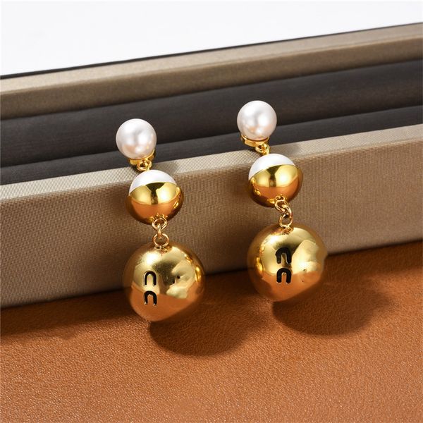 Neue Licht Luxus Stud Runde Perle Brief Gold Perlen Lange Anhänger Ohrringe Erweiterte Mode Temperament Weiblichen Schmuck Geschenk