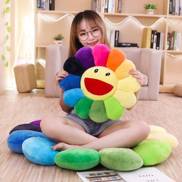 Bambole di peluche 4355 cm Fiore Peluche Cuscino di tiro Pianta morbida Cuscino per sedia di cartone animato Girasole Sorriso Giocattoli di peluche Cuscino imbottito Tappetino per la casa 230227