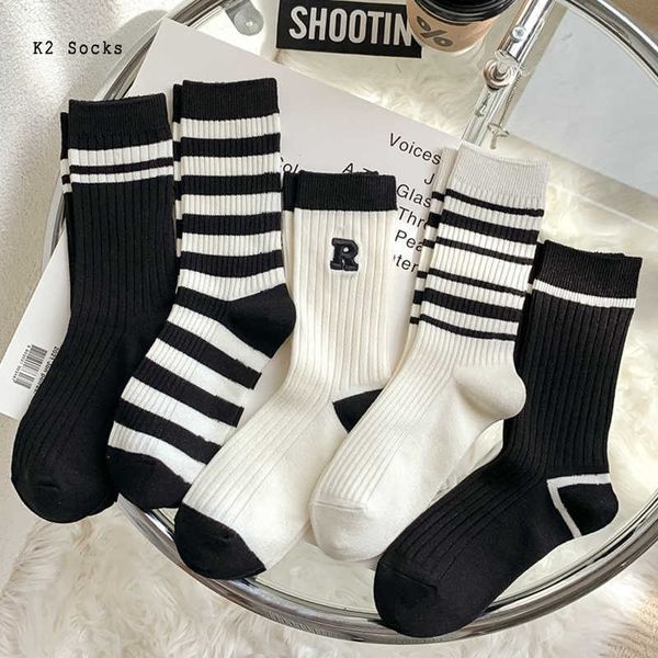 Herrensocken Neue weiße schwarze Buchstabe R gestreifte lange Socken Baumwolle Harajuku Mode einfach bequem Korea dent Lustige weiche Männer Frauen Socken Z0227