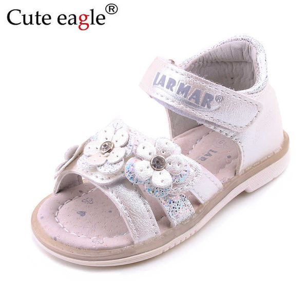 Sandálias 2022 São de verão sandálias para meninas sandálias de bebê de couro macio Flores de princesas Sapatos infantis Sandálias de praia Sapatos infantis z0225