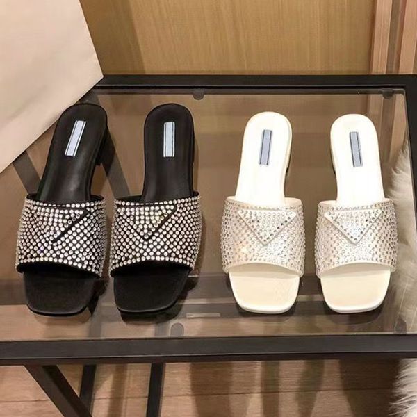 Sapatos de chinelos femininos com cristais de cetim de cetim de cetim sandálias pretas cristais de prata branca moda fora do strass arranhões de sandálias versáteis de base plana