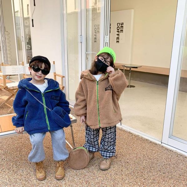 Giacche ragazze peluche fitti caldi inverno con sacca di moda per bambini lettere zip con cappuccio 3-10 anni abiti da abbigliamento per bambini non sex