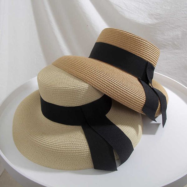 Шляпа шляпы в широких краях летняя женщина пляж Раффия черная белая лента шляпа лук Рафия Шляпа Темперамент плоская крышка соломенная шляпа женская приморская шляпа g230227