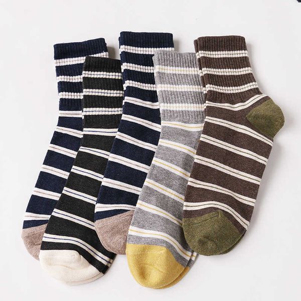 Мужские носки 5 пары цветовые полосы мужчины хлопковые носки повседневная команда высококачественная бренда дизайнер -дизайнерский подарочный пакет Лот прохладный черный Happy Sox harajuku Z0227