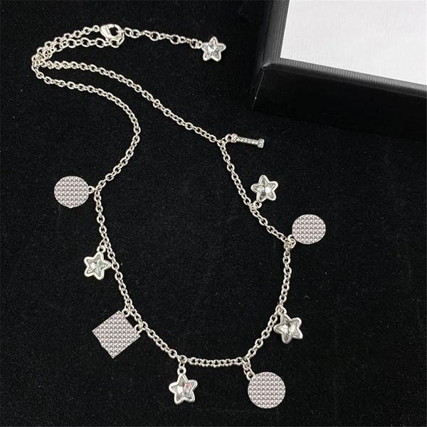 Collane con ciondolo stelle avvolte bianche Collane con diamanti con lettera da donna Gioielli eleganti con slivery regolabile da donna