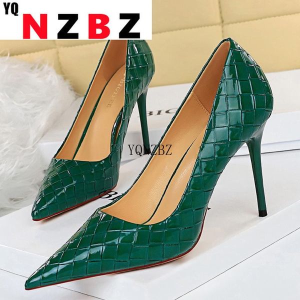 Vestido sapatos 2023 mulheres sexy verdes verdes 9,5cm de salto alto bombas de designer de patente de couro scarpins escarpins de casamento baile de casamento plus size