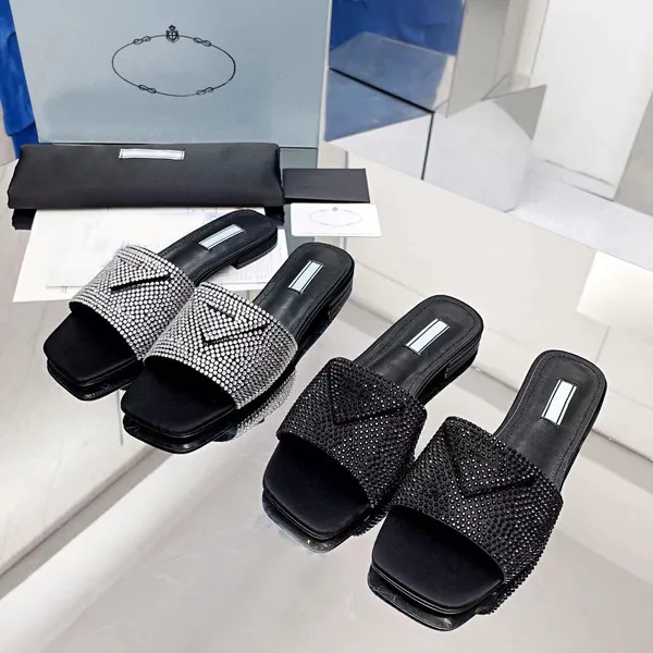 Chinelos de cetim acolchoados com strass Slides enfeitados com cristais Sandálias de verão sapatos rasos com detalhes de logotipo sandálias femininas de designer de luxo chinelos de fábrica calçados