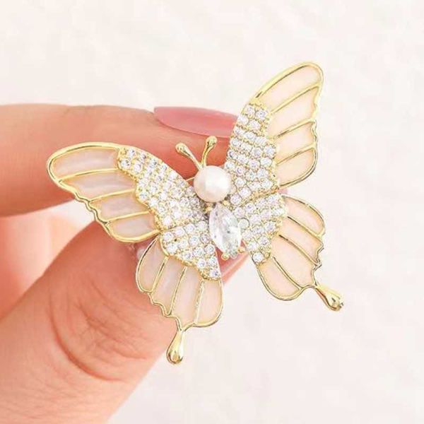 Pins Broches Venda direta da fábrica esmalte borboleta broche de cristal elegante feminino acessórios de liga de insetos joias da moda presentes G230529