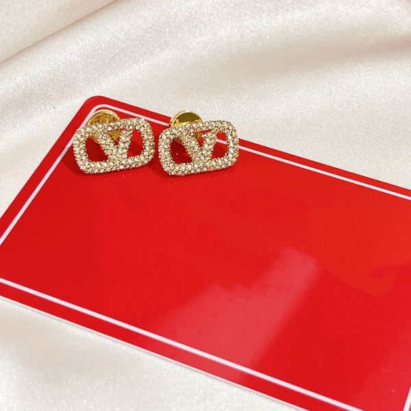 Ohrringdesigner entwerfen Buchstaben für Frauen, modischen und stimmungsvollen Goldohrringschmuck, Partyschmuck und Geschenkboxen für Hochzeitsschmuck
