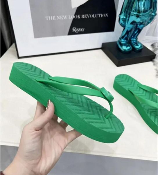 QW Moda Terlik Ton Sandal Siyah Kauçuk Flip Flops Üçlü Siyah Beyaz Yeşil Mavi Kırmızı Düz ​​Tasarımcı Slaytlar Sandales Sliders Kapalı Açık Pantoufle Kadın