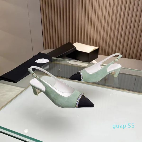 Designer 2023 sandálias de ponta de luxo moda feminina 100% couro boca rasa decoração de corrente sandália sexy senhora salto grosso antiderrapante sapatos de fivela de uma linha